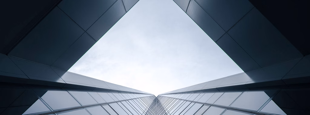 Blick in den Himmel an einer Gebäudefassade entlang