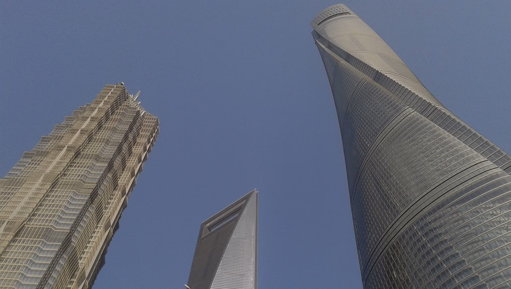 Himmel über hohen Gebäuden